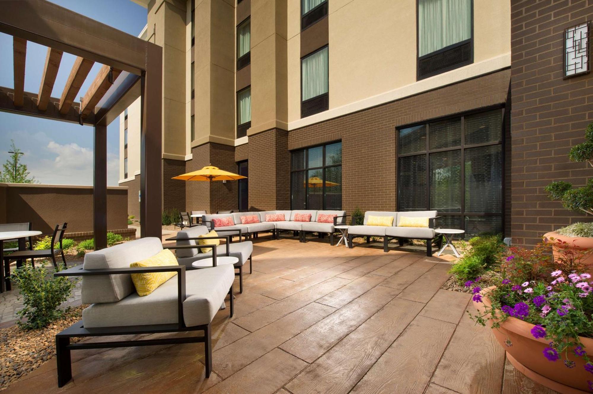 Hampton Inn Louisville East Hurstbourne Экстерьер фото